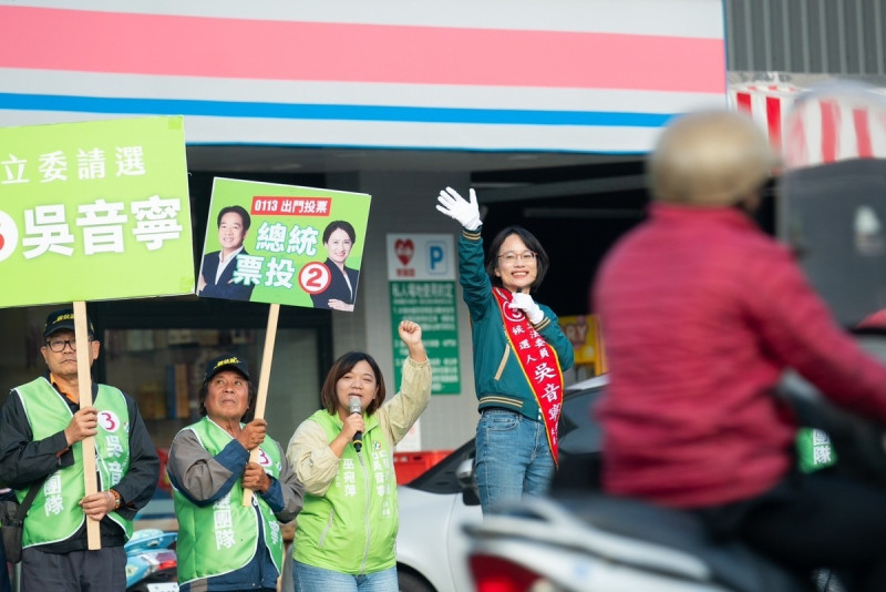 民進黨「台灣美德站出來」行動，圖為吳音寧今早站路口拜票。   圖：吳音寧競辦提供
