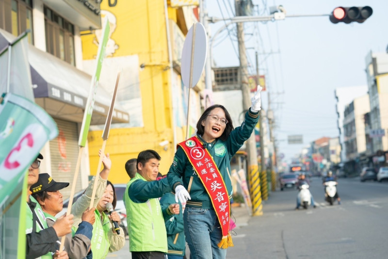 民進黨「台灣美德站出來」行動，圖為吳音寧今早站路口拜票。   圖：吳音寧競辦提供