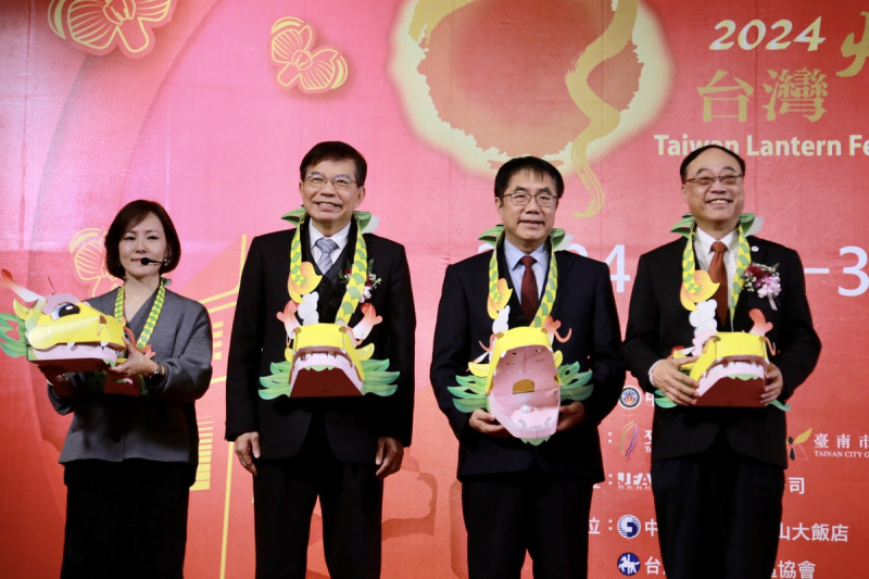 「2024台灣燈會在台南」在台北圓山飯店舉行記者會,由交通部長王國材、交通部觀光署署長周永暉、台南市長黃偉哲與主燈設計師彭力真等人一同揭開主燈「龍來台灣」的神秘面紗,深受小朋友喜愛的燈會小提燈「小龍包」也同步亮相。 圖:台南市政府提供