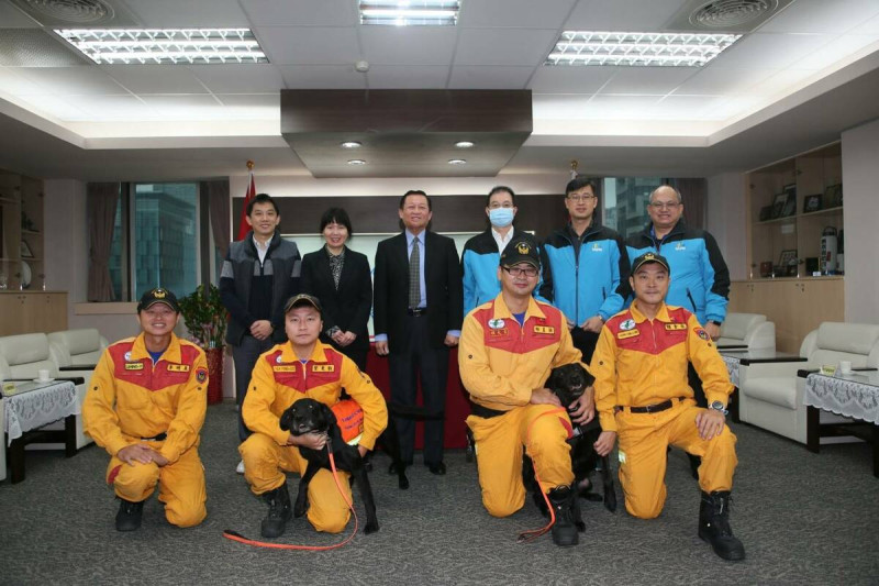 北市消防局與台大獸醫專業學院於今(3)日簽署合作備忘錄。   圖：取自臺北市政府消防局臉書