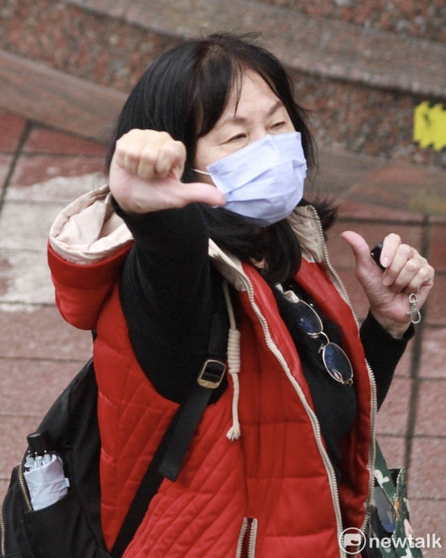 民眾黨總統候選人柯文哲車掃經過時,遇到民眾比倒讚。 圖:周煊惠 / 攝