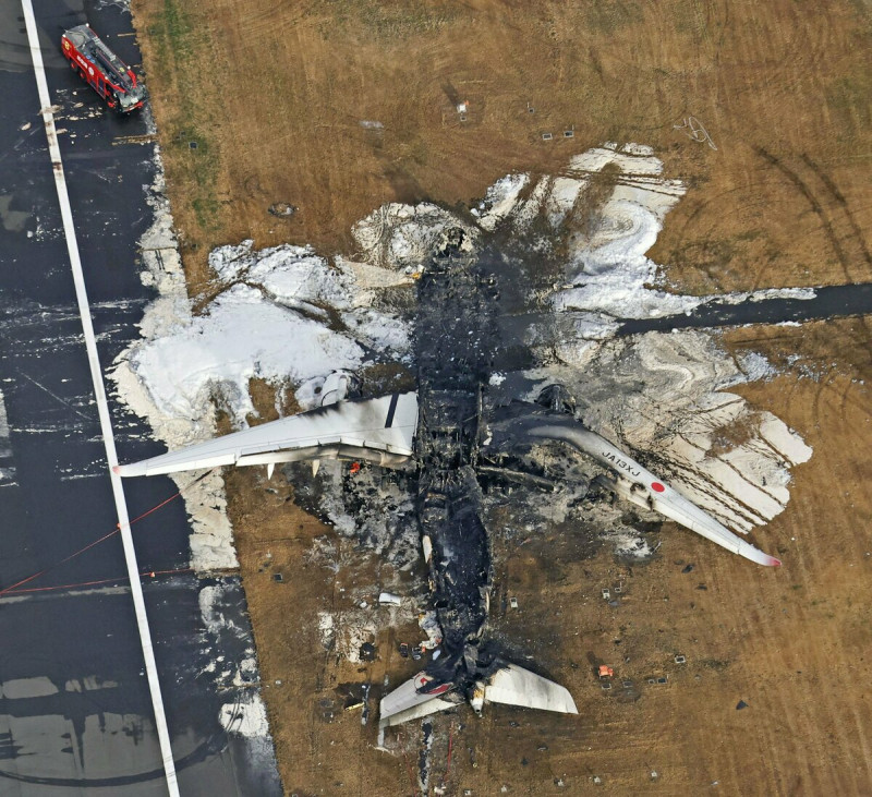日本東京羽田機場空難事故現場，被燒毀的日本航空客機。   圖：翻攝「X」@thenewarea51