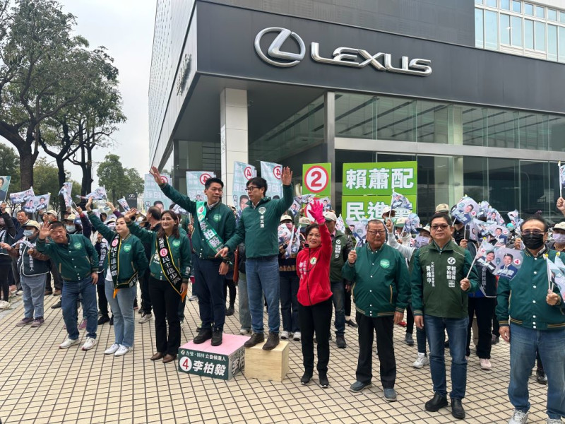 高雄民進黨立委候選人及議員同步站上選區路口。 圖: 賴清德競總/提供