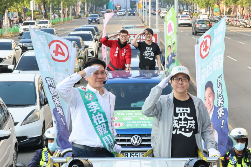 李柏毅(左)與罷韓四君子其中三人共同車掃。   圖：李柏毅競總/提供
