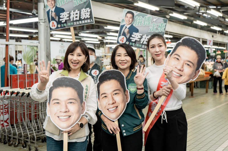 周春米(中)陪李柏毅太太(右)拜票。 圖:李柏毅競總/提供