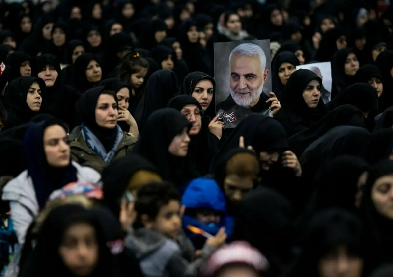 伊朗東南部城市克爾曼舉行蘇雷曼尼遇害4週年紀念儀式，引起大批民眾聚集，不料活動開始後 20 分鐘竟發生了兩次爆炸。   圖：翻攝自X帳號「@Snofy8」