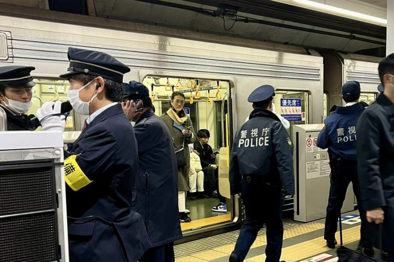 有民眾向日本警方通報，指有人在東京澀谷站內持刀揮舞。   圖：翻攝自X帳號「@tokyoaccident」