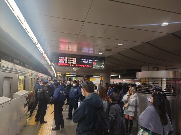 日本警方封鎖澀谷站進行搜索，但並未找到相關人員，東京地鐵東急橫線及副都心線一度受影響停駛。   圖：翻攝自X帳號「@Gt8VUlzRG7buafO」