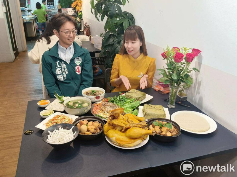 美蘭越南料理餐廳總經理潘美婷向江肇國介紹越南年菜。   唐復年/攝