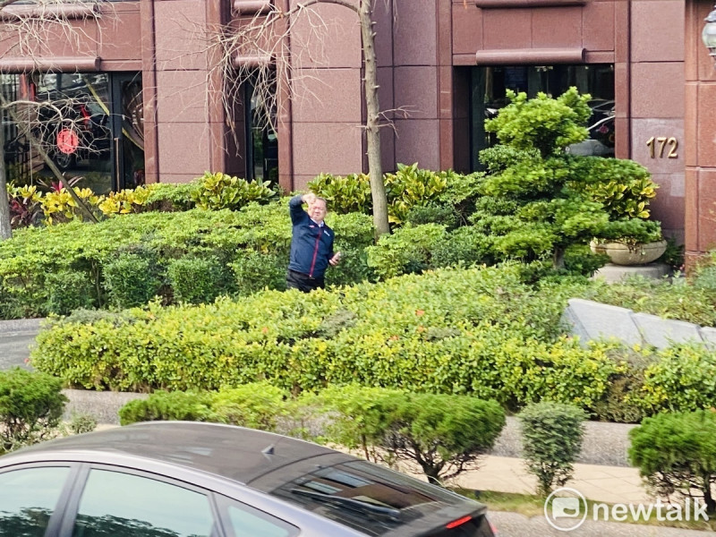 民眾黨總統候選人柯文哲今日赴新竹縣市車掃，仍遇到有不滿的民眾比倒讚。   圖：周煊惠 / 攝