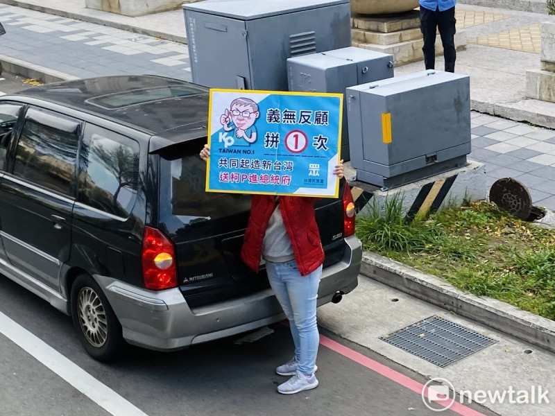 民眾黨總統候選人柯文哲今日赴新竹縣市車掃，鄉親熱情歡迎。   圖：周煊惠 / 攝