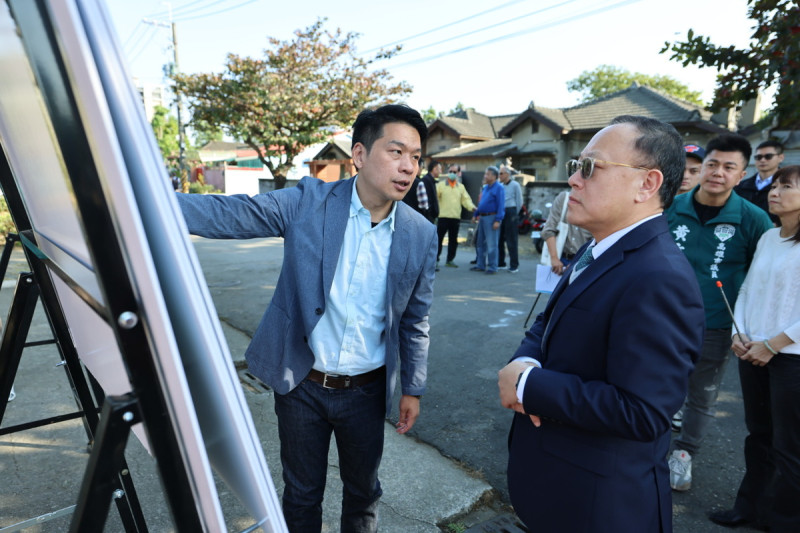 李柏毅(左)向史哲(中)爭取眷村建置示範型長照區域。   圖：李柏毅競總/提供