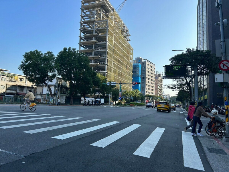 今(5)日大陸冷氣團減弱，清晨輻射冷卻影響，各地天氣仍偏冷，白天起氣溫回升，日夜溫差大。   圖：林岑韋／攝