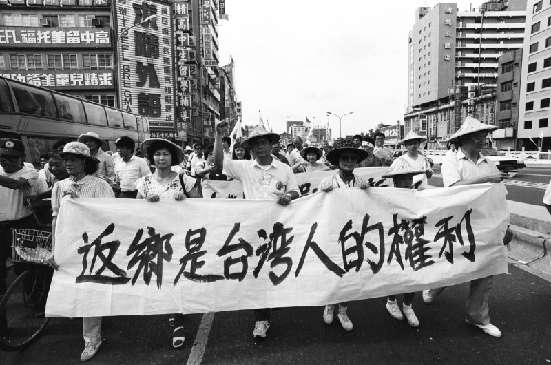 1989年8月11日第16屆世台會，在高雄市火車站前舉辦遊行活動，受到高雄市民的熱情參與。   圖：邱萬興提供