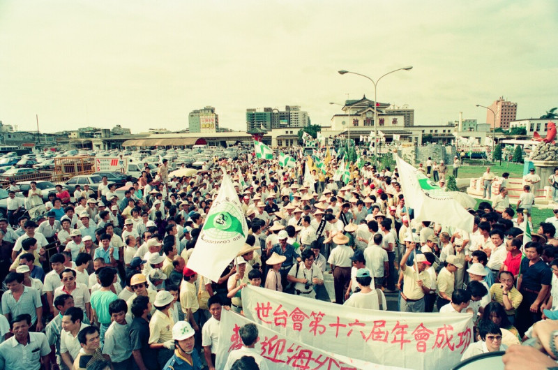 1989年8月11日第16屆世台會，在高雄市火車站前舉辦遊行活動，受到高雄市民的熱情參與。   圖：邱萬興提供