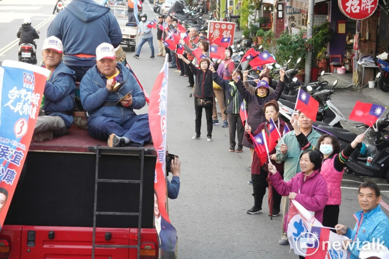 國民黨支持者夾道歡迎國民黨總統候選人侯友宜，場面熱絡。   圖：張良一/攝