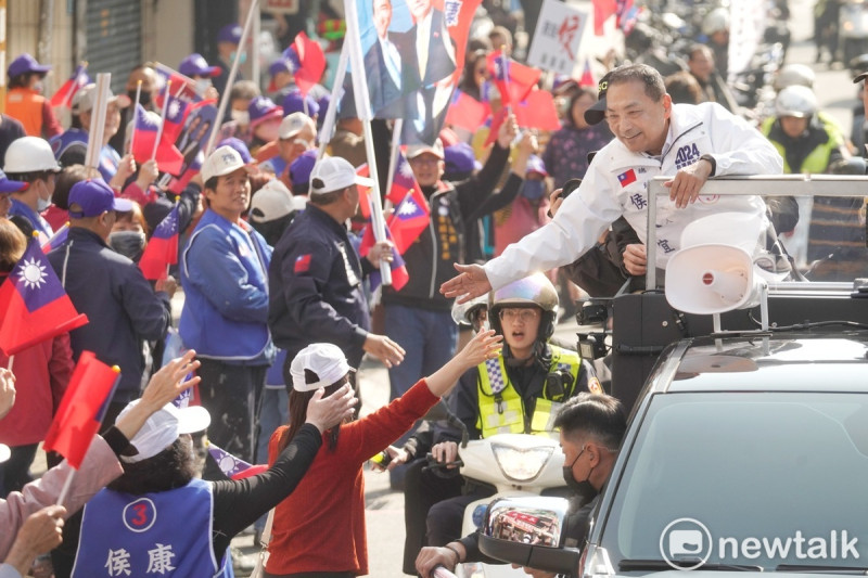 熱情的國民黨支持者夾道歡迎國民黨總統候選人侯友宜。   圖：張良一/攝