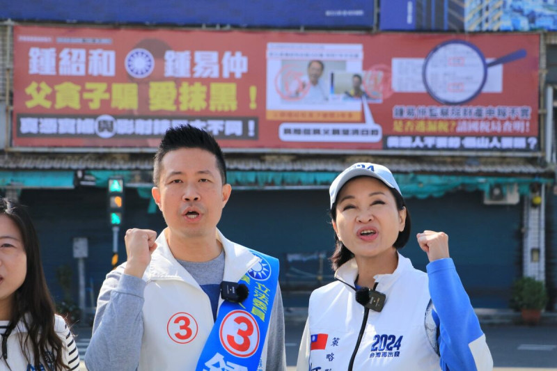 柯志恩(右)及鍾易仲(左)痛斥許智傑出選舉奧步。   圖：國民黨高雄市黨部/提供