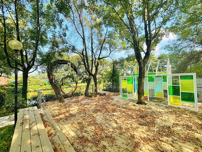 另在利池旁新設寵物公園，將大小型犬隻分離，且以雙層安全圍網區隔。   圖：翻攝自古坑服務區臉書