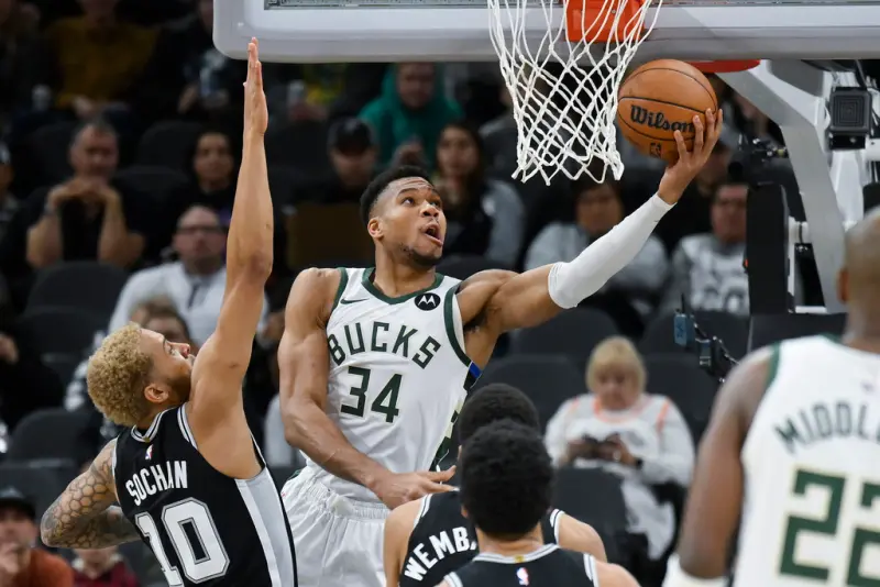 ▲馬刺狀元Victor Wembanyama正面對決公鹿「字母哥」Giannis Antetokounmpo，最終公鹿以125:121贏球，終止2連敗。（圖／美聯社／達志影像）   