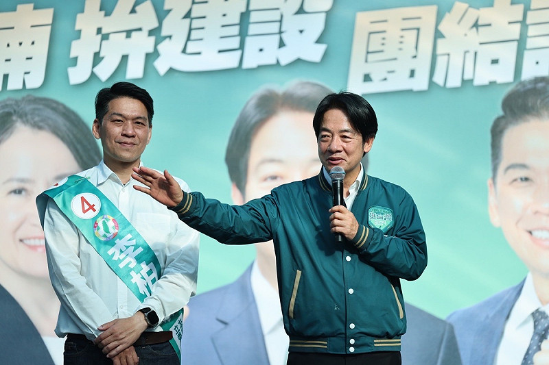 賴清德(右)稱讚李柏毅(左)議員政績亮眼。   圖：李柏毅競總/提供