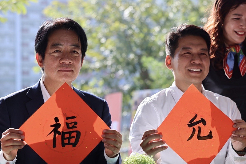賴清德(左)、李柏毅(右)動手寫春聯。   圖：李柏毅競總/提供