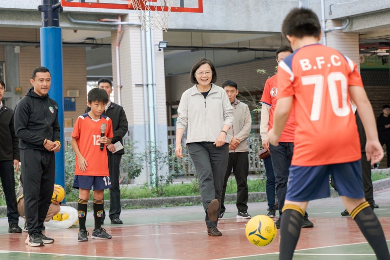 總統蔡英文練習踢足球   圖：民進黨提供