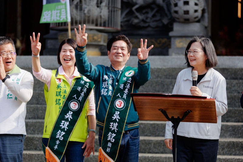 總統蔡英文與吳琪銘跟他的牽手   圖：民進黨提供