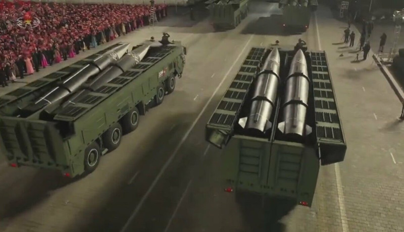 美國白宮發言人柯比發佈了一張照片，照片中的導彈似乎是「KN-23」和「KN-25」短程導彈（SRBM），圖為朝鮮製短程導彈，非當時照片。   圖：翻攝自X帳號「@bayraktar_1love」