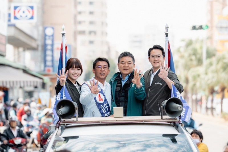 莊瑞雄(右二)、廖泰翔(右一)、張硯卿(左一)陪同許智傑(左二)車掃。   圖：孫家銘翻攝