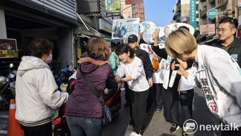 民眾黨總統候選人柯文哲妻子陳佩琪昨日傍晚到台南傳統深綠的選區六甲夜市掃街，隨後轉往新營進行講座，今日再到東區崇德市場、中西區東菜市場掃街，中西區府城隍爺廟參拜，受到民眾熱烈歡迎。   圖：黃博郎／攝