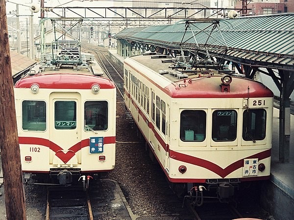 2000年不惜犧牲自己生命而救了乘客的京福電氣鐵道事故，右邊就是遇難電車 圖:翻攝自日文維基百科