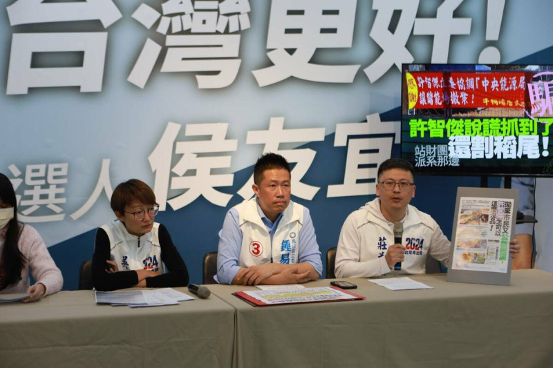 鍾易仲(右二)批許智傑鳳山儲能場撤案割稻尾。   圖：國民黨高雄市黨部/提供
