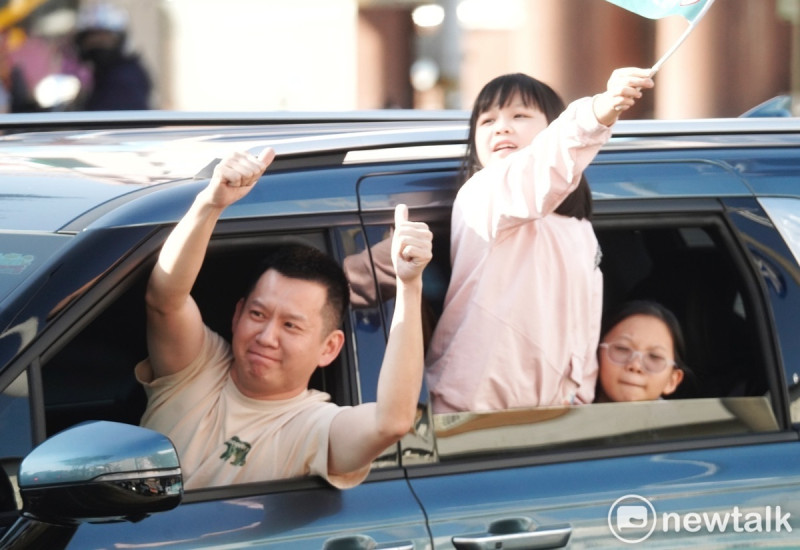 開車的市民停在路旁，在柯的車隊經過時對著柯比出大拇指手勢。   圖：張良一/攝