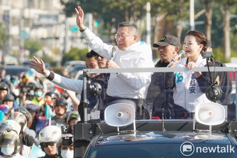 民眾黨總統候選人柯文哲和新竹市長高虹安向站在路旁的支持者揮手致意。   圖：張良一/攝