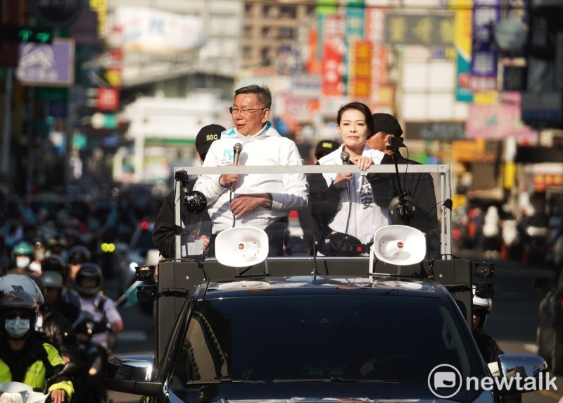 民眾黨總統候選人柯文哲與新竹市長高虹安在台中進行車掃。   圖：張良一 / 攝