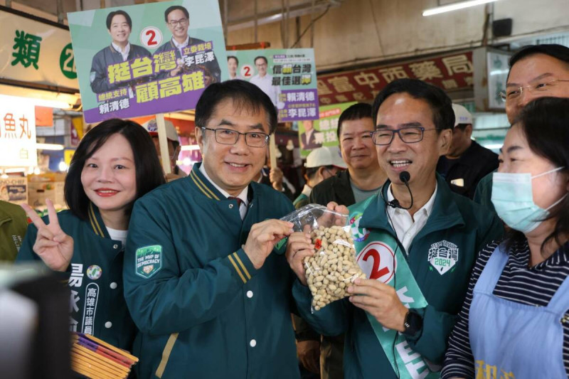 黃偉哲(左二)陪李昆澤(右)市場掃街。   圖：李昆澤競總/提供