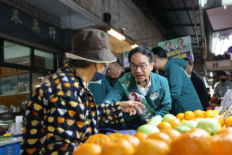 李昆澤(中)到苓雅區市場掃街拜票。 圖:李昆澤競總/提供