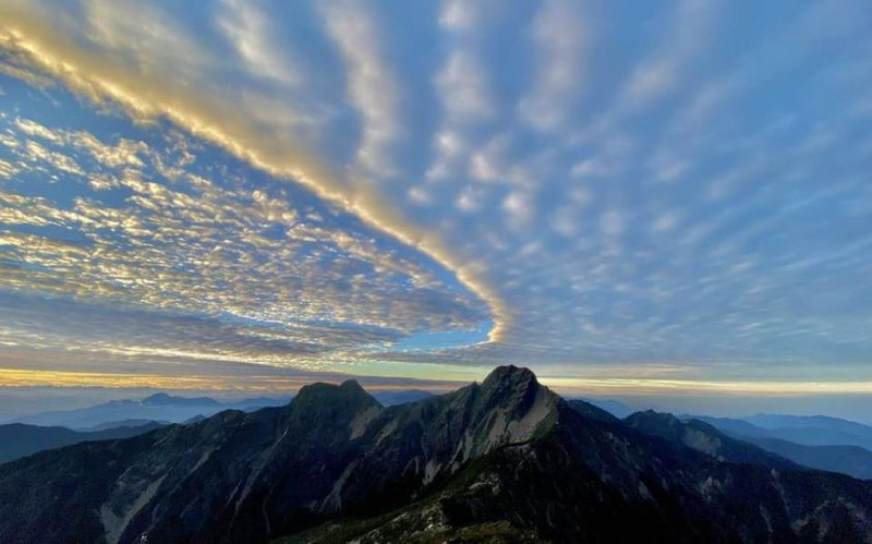 今（7）日清晨玉山出現天然美景，前中央氣象局長鄭明典曬出玉山今晨現況弧線圖，右側高積雲，左側邊緣有不同性質氣流接觸，鄭明典直呼，「天然的尚好」。   圖：翻攝自鄭明典臉書