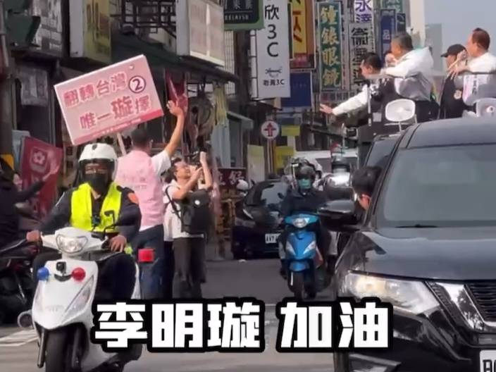 柯文哲在宣傳車上為李明璇加油。 圖:擷自柯文哲臉書