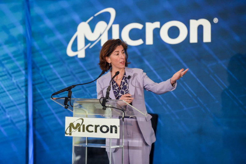 美國商務部部長雷蒙多(Gina Raimondo)在 26 日的公開演講稱，美國預計要在 2030 年前達成國產 20 %先進晶片的目標。   圖：翻攝自 SecRaimondo X帳號