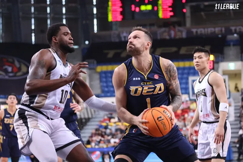 中信特攻洋將艾德回歸後首戰，拿到18分7籃板，幫助球隊以105:91拿下勝利，最近6戰拿下5勝。   圖：T1提供