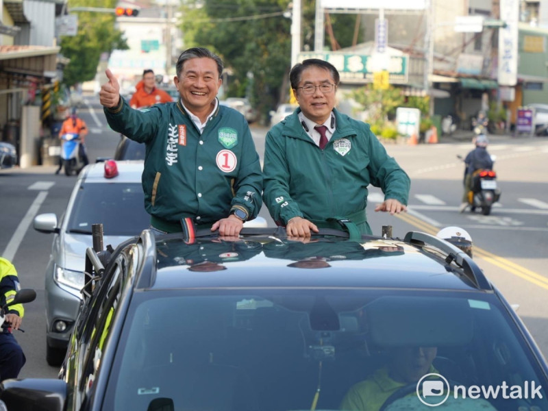 選前最後黃金週日，民進黨立委王定宇攜手台南市長黃偉哲，在第六選區進行車掃，向市民懇託拜票。王定宇表示，進入最後衝刺階段，他會卯足全力催出投票率。   圖：王定宇競選總部提供