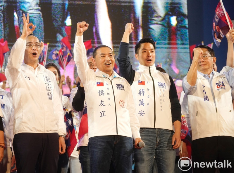 國民黨總統候選人侯友宜、黨主席朱立倫和台北市長蔣萬安現身會場時，為造勢大會帶來最高潮。   圖：張良一/攝