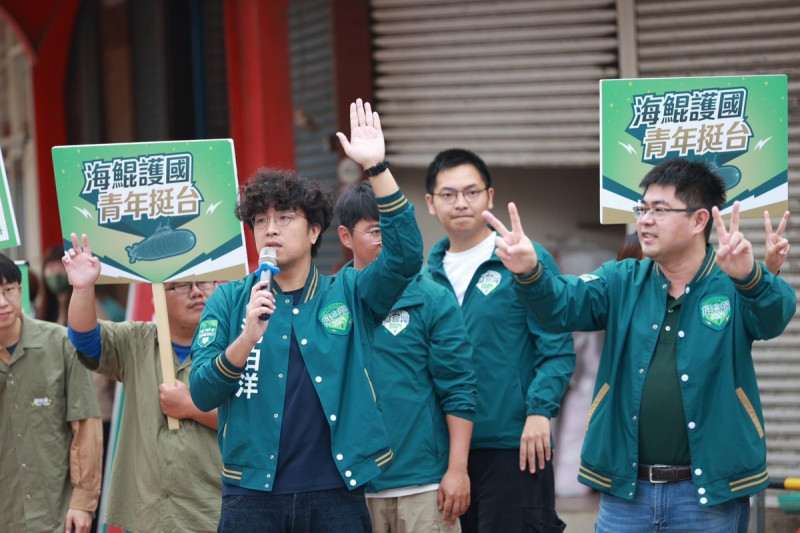 反制假訊息專家、台北大學犯罪學研究所所長沈伯洋（舉手者）表示，政黨票投票要看議題涵蓋夠不夠廣，如果大家重視國家發展，請投給6號民進黨。   圖：翻攝自沈伯洋臉書