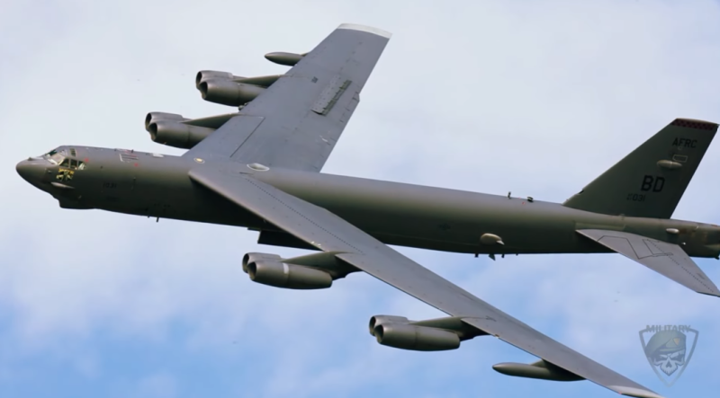 美國空軍宣布未來的空中核威懾力量將由升級後的 B-52J 和新開發的 B-21 隱形轟炸機組成。圖為B-52J。   圖 : 翻攝自YouTube帳號MILITARY REVIEW影片