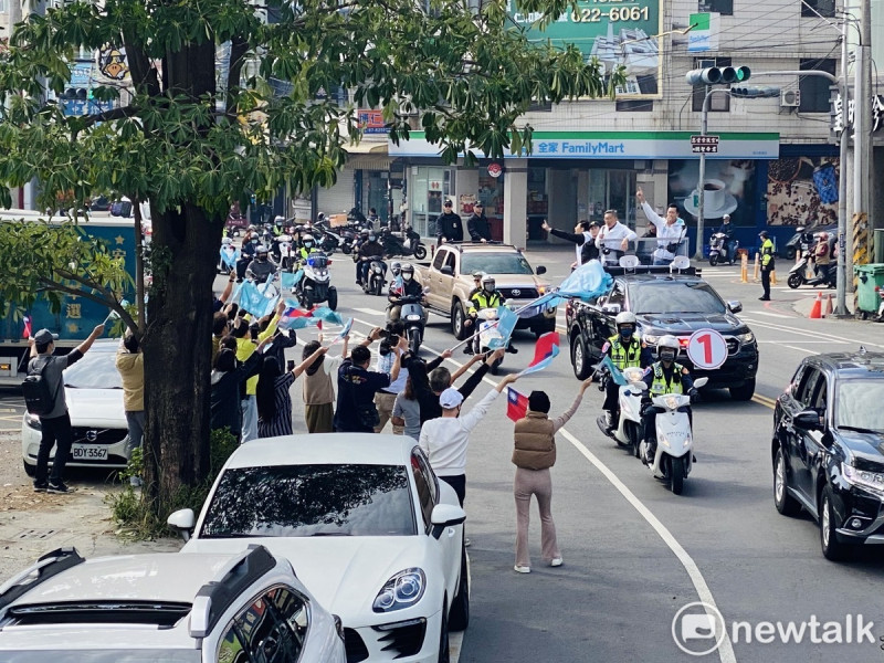 民眾黨總統候選人柯文哲今在高雄進行車掃。   圖：周煊惠 / 攝