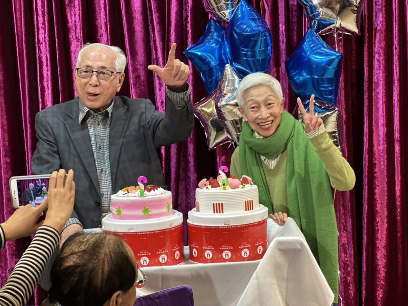 獨盟慶祝許世楷(左)及金美齡兩人90歲壽誕，兩人並舉出這次支持的號次。   圖：朱蒲青／攝