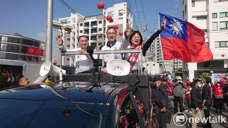 國民黨總統候選人侯友宜、國民黨主席朱立倫今天趕赴台南市北區、安南區拜票，以拜廟、掃街方式向選民拉票，全力拉抬國民黨提名第三選區立委候選人姚正玉選情。   圖：黃博郎／攝