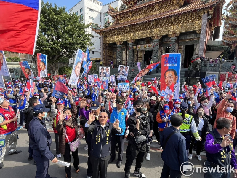 國民黨總統候選人侯友宜、國民黨主席朱立倫赴台南市進行車隊掃街，首站來到北區中樓勝安宮，廟前廣場湧現大批人潮，支持者夾道歡迎侯朱二人，並大喊「凍蒜」。   圖：黃博郎／攝